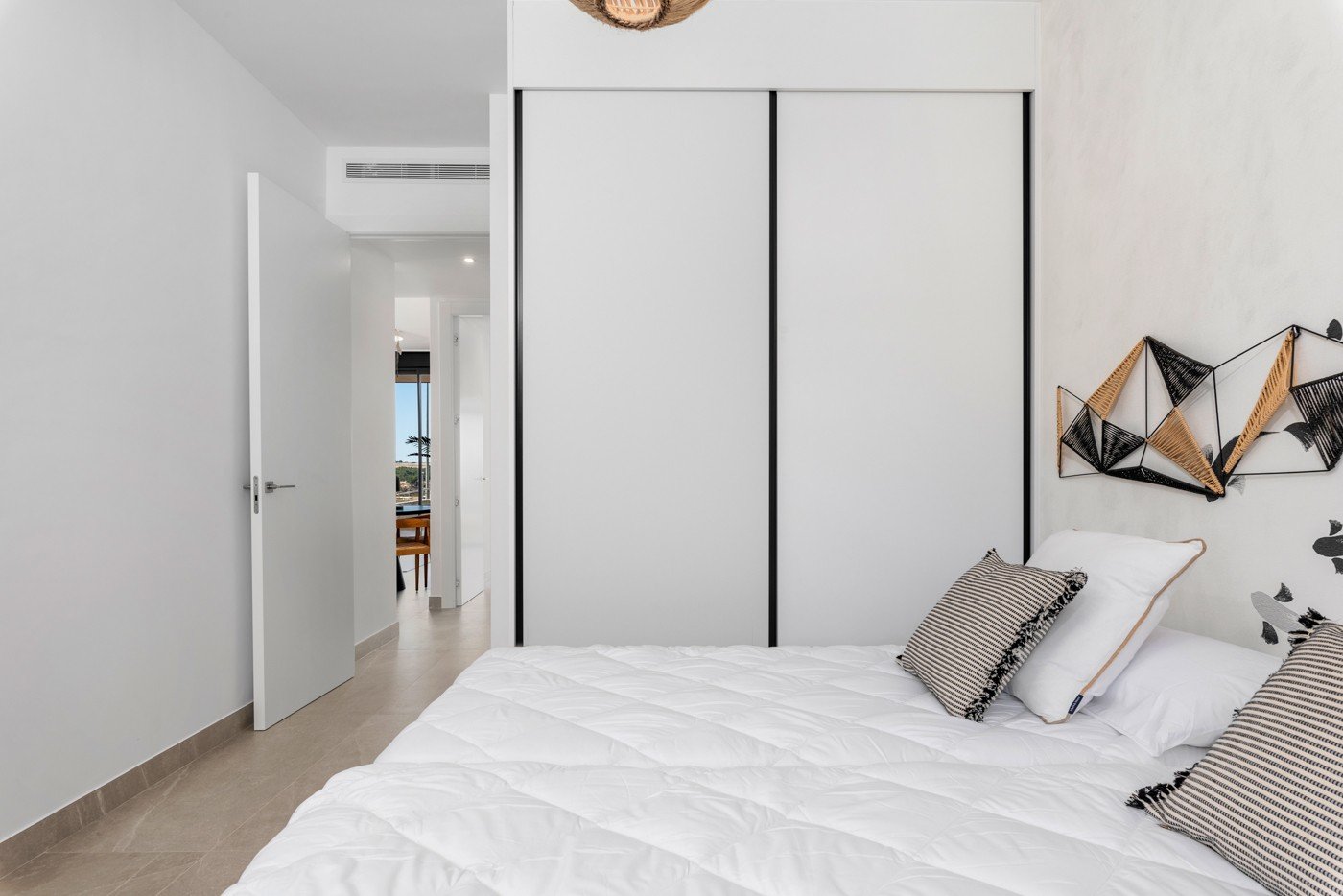  Geräumige und luxuriöse Vierzimmerwohnung mit einer fast 18 m² großen, nach Süden ausgerichteten Terrasse/Balkon. Ideal für alle, die im schönen Beni