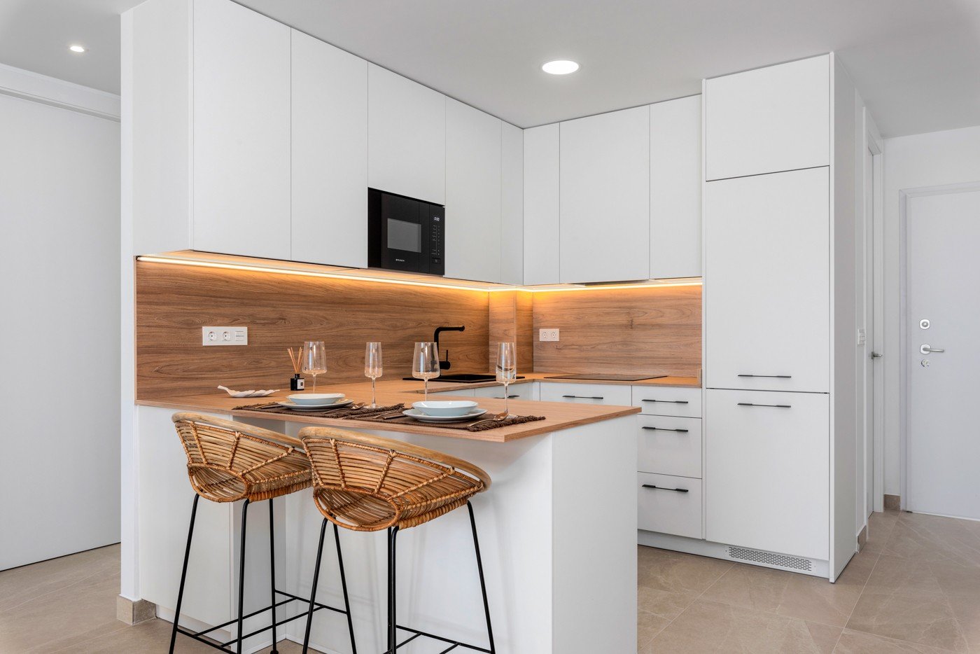 Geräumige und luxuriöse Vierzimmerwohnung mit einer fast 18 m² großen, nach Süden ausgerichteten Terrasse/Balkon. Ideal für alle, die im schönen Beni