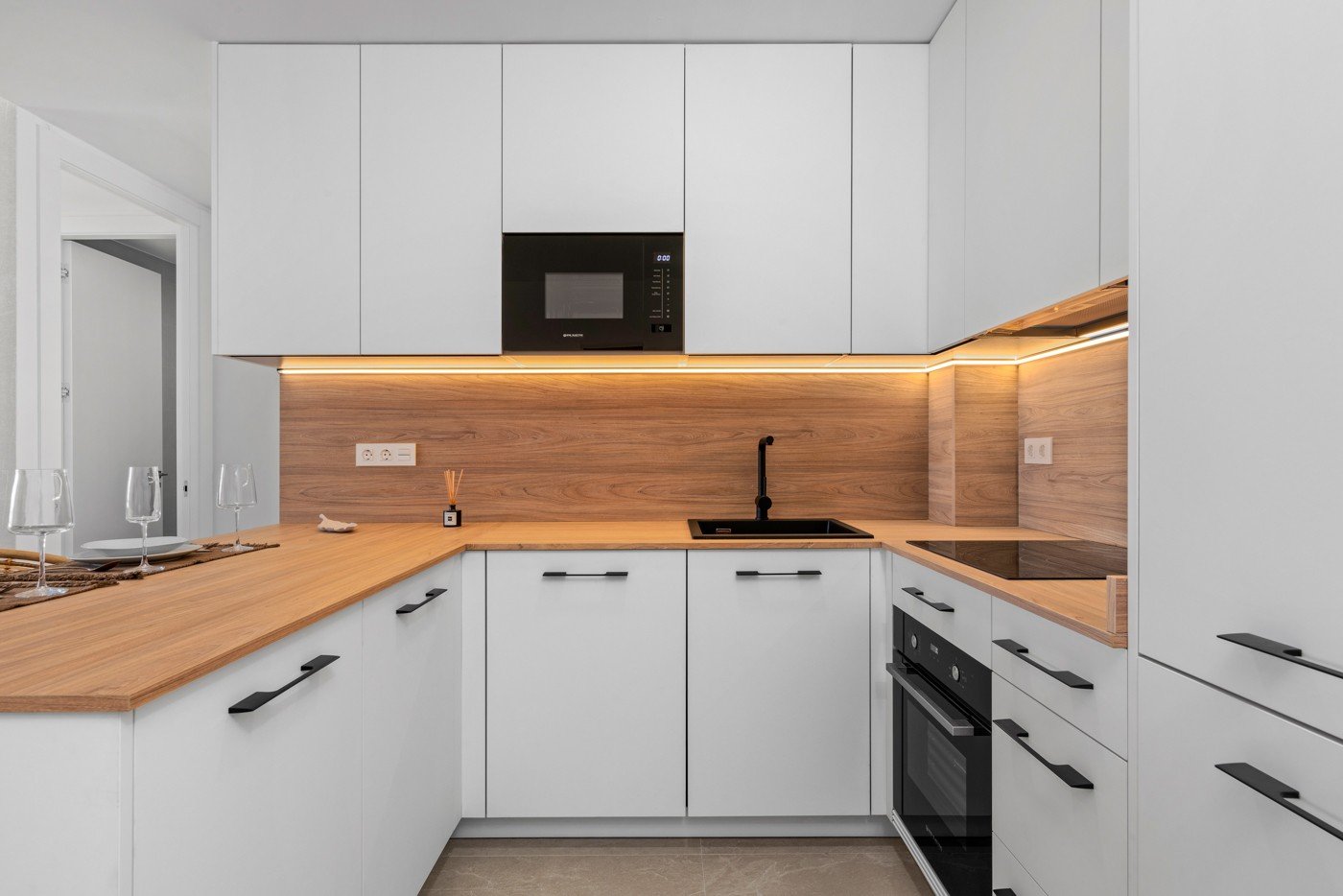  Geräumige und luxuriöse Vierzimmerwohnung mit einer fast 18 m² großen, nach Süden ausgerichteten Terrasse/Balkon. Ideal für alle, die im schönen Beni