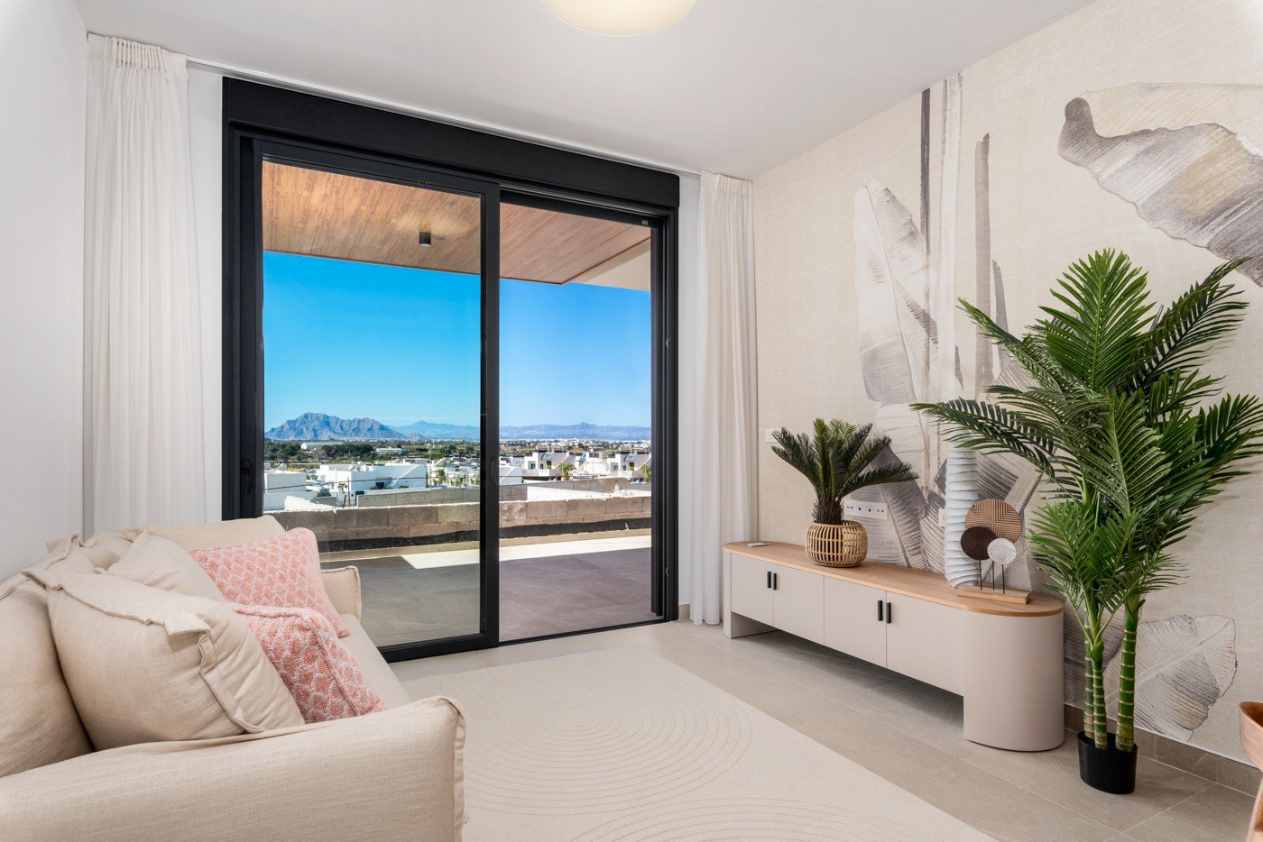  Geräumige und luxuriöse Vierzimmerwohnung mit einer fast 18 m² großen, nach Süden ausgerichteten Terrasse/Balkon. Ideal für alle, die im schönen Beni