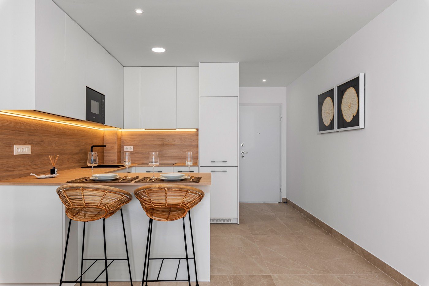  Geräumige und luxuriöse Vierzimmerwohnung mit einer fast 18 m² großen, nach Süden ausgerichteten Terrasse/Balkon. Ideal für alle, die im schönen Beni