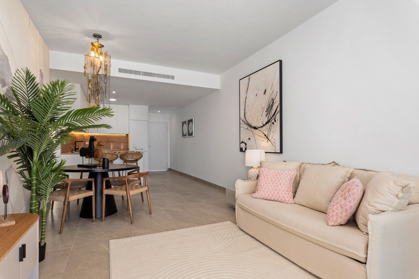  Geräumige und luxuriöse Vierzimmerwohnung mit einer fast 18 m² großen, nach Süden ausgerichteten Terrasse/Balkon. Ideal für alle, die im schönen Beni