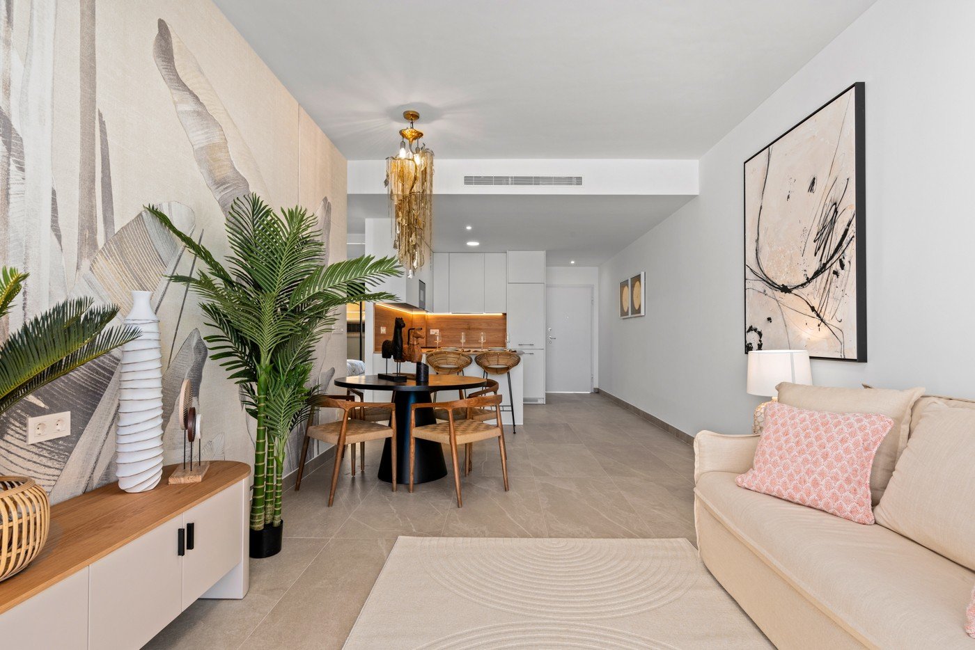  Geräumige und luxuriöse Vierzimmerwohnung mit einer fast 18 m² großen, nach Süden ausgerichteten Terrasse/Balkon. Ideal für alle, die im schönen Beni