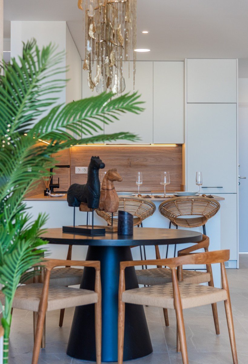  Geräumige und luxuriöse Vierzimmerwohnung mit einer fast 18 m² großen, nach Süden ausgerichteten Terrasse/Balkon. Ideal für alle, die im schönen Beni