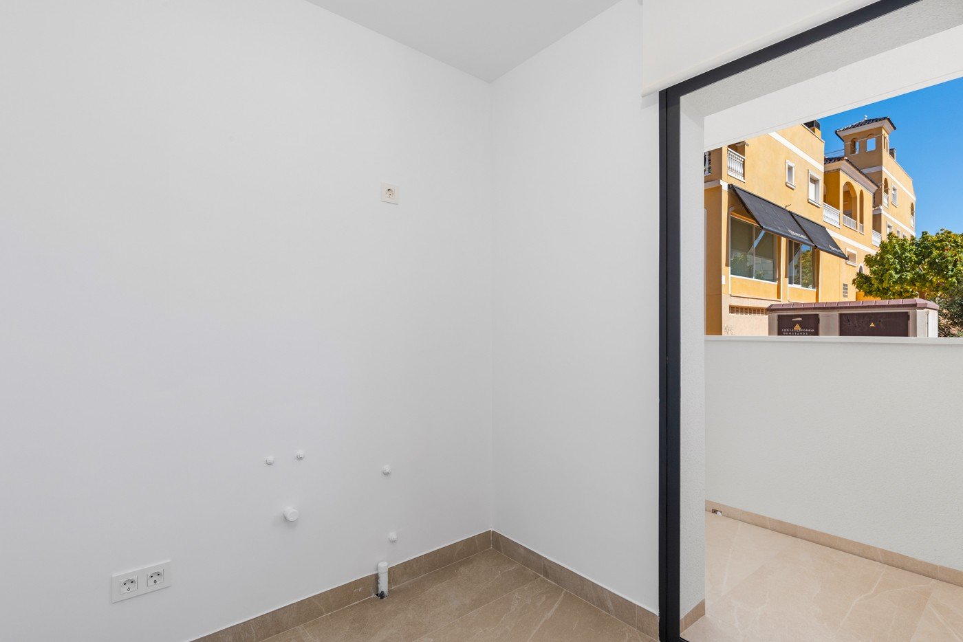  Geräumige und luxuriöse Vierzimmerwohnung mit einer fast 18 m² großen, nach Süden ausgerichteten Terrasse/Balkon. Ideal für alle, die im schönen Beni