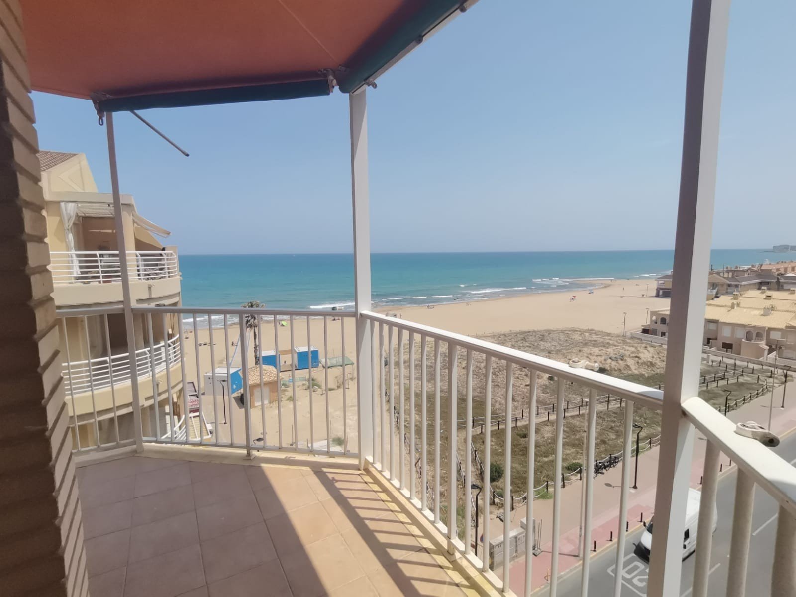  
Penthouse in erster Strandlinie in La Mata, mit 3 Schlafzimmern und 1 Badezimmer.Voll ausgestattete Küche mit Geräten und Terrasse mit Pan 