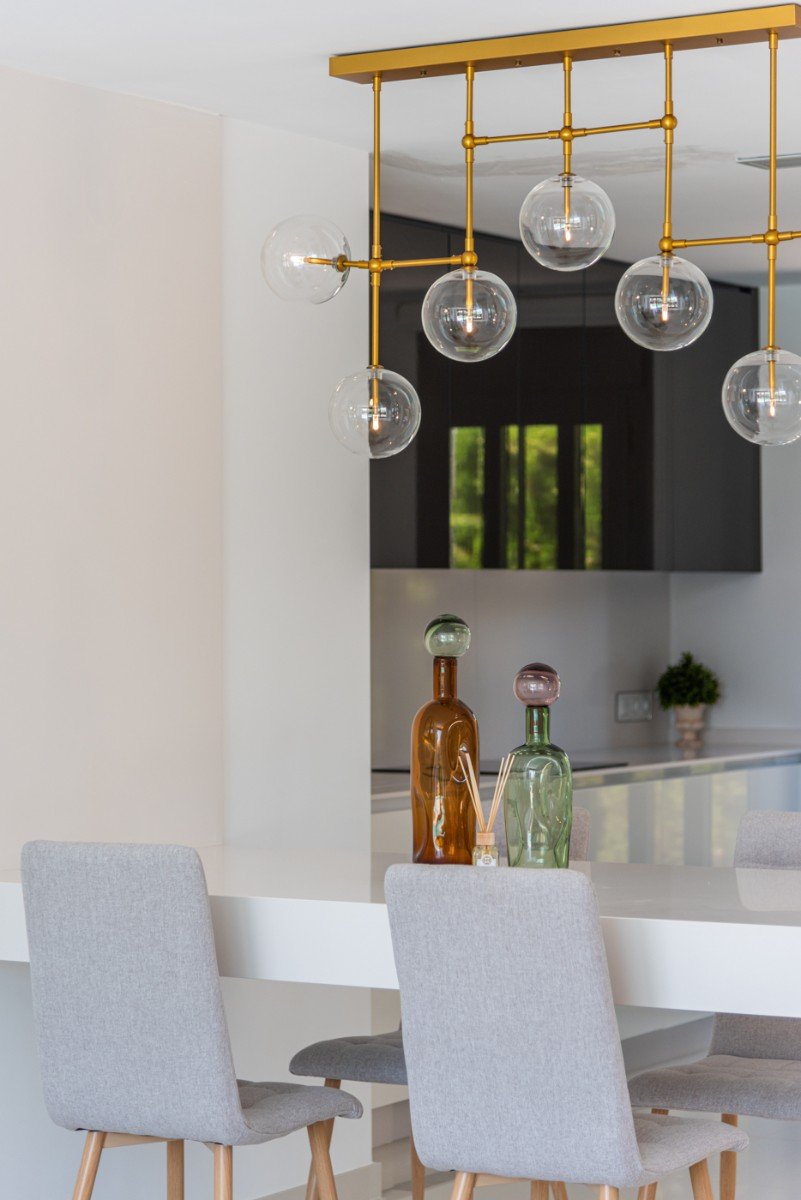 Stellen Sie sich vor, Sie würden jeden Tag in dieser beeindruckenden, neu erbauten Villa aufwachen, die sich in einer der exklusivsten und ruhigsten