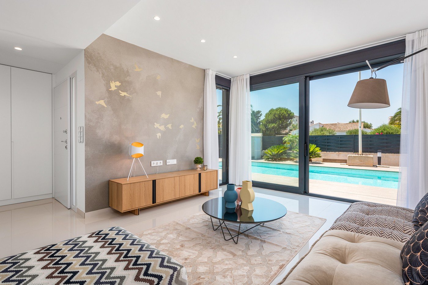 Stellen Sie sich vor, Sie würden jeden Tag in dieser beeindruckenden, neu erbauten Villa aufwachen, die sich in einer der exklusivsten und ruhigsten