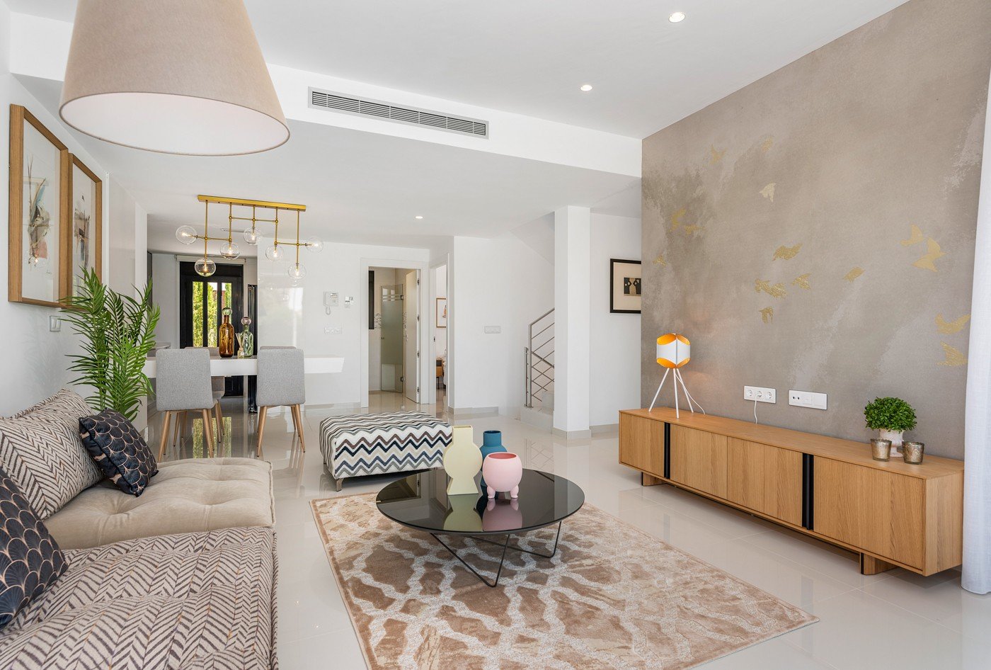 Stellen Sie sich vor, Sie würden jeden Tag in dieser beeindruckenden, neu erbauten Villa aufwachen, die sich in einer der exklusivsten und ruhigsten