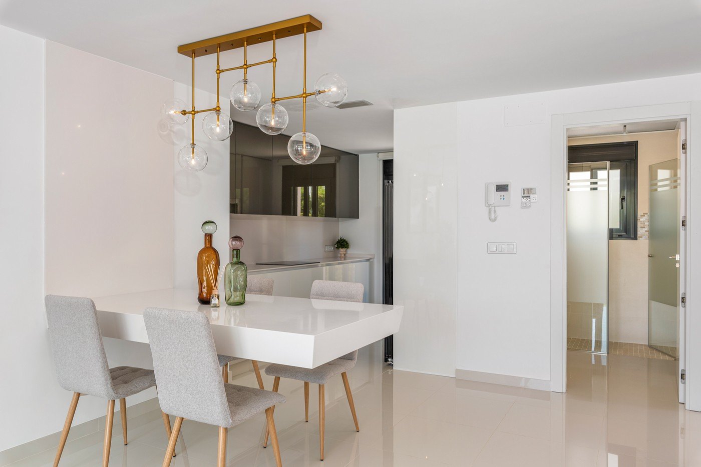 Stellen Sie sich vor, Sie würden jeden Tag in dieser beeindruckenden, neu erbauten Villa aufwachen, die sich in einer der exklusivsten und ruhigsten