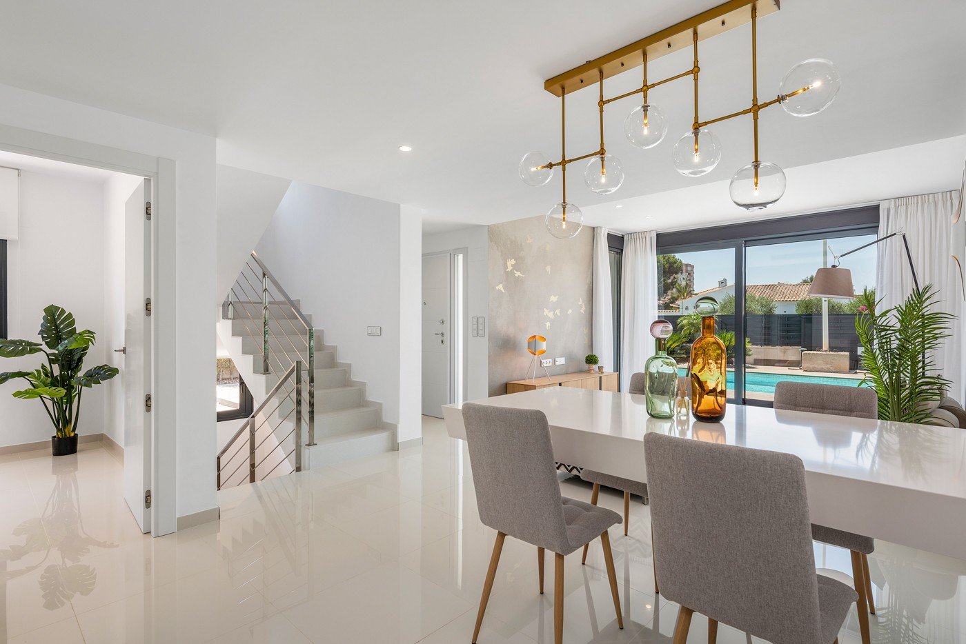 Stellen Sie sich vor, Sie würden jeden Tag in dieser beeindruckenden, neu erbauten Villa aufwachen, die sich in einer der exklusivsten und ruhigsten