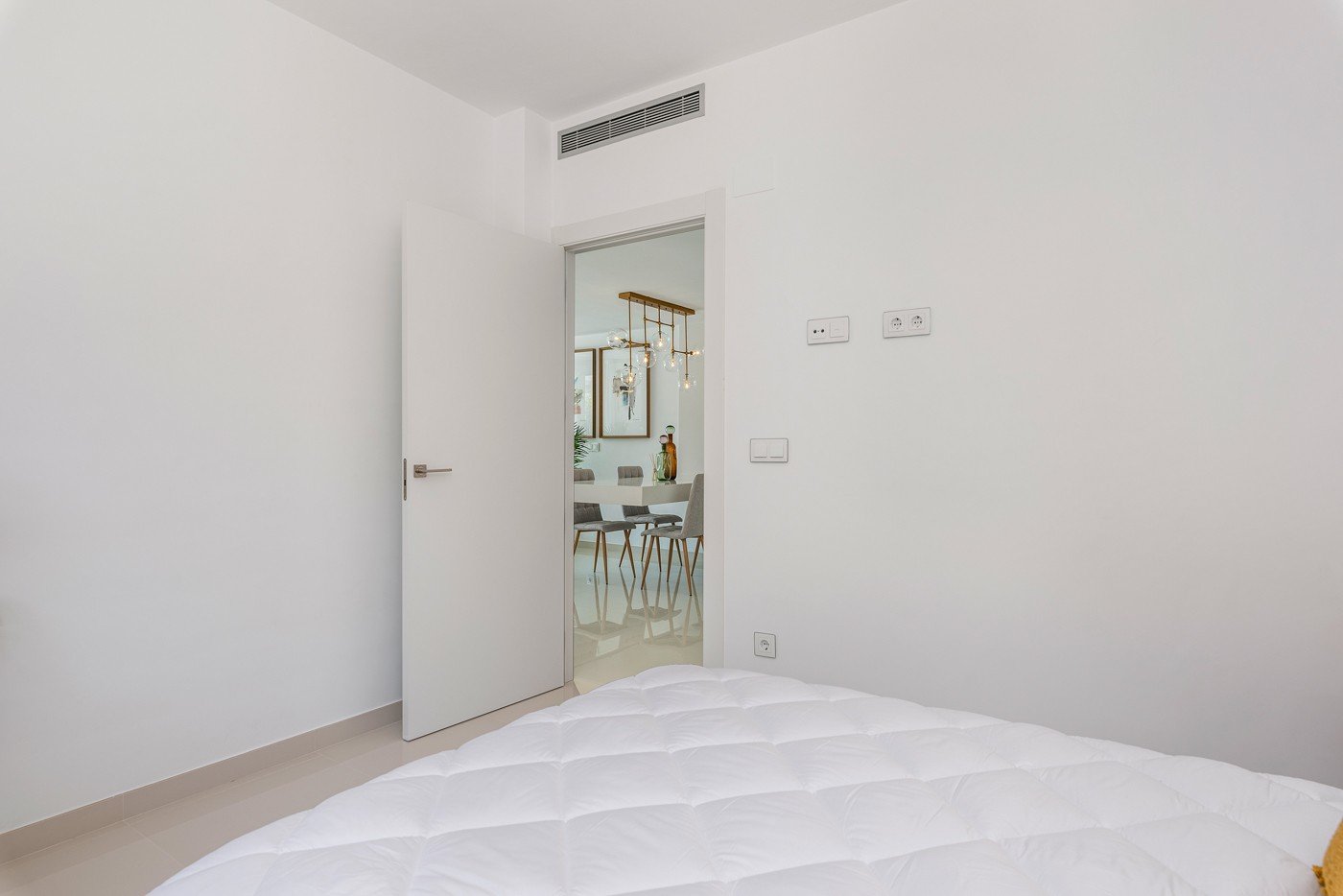 Stellen Sie sich vor, Sie würden jeden Tag in dieser beeindruckenden, neu erbauten Villa aufwachen, die sich in einer der exklusivsten und ruhigsten