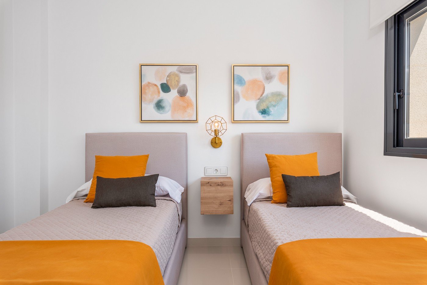 Stellen Sie sich vor, Sie würden jeden Tag in dieser beeindruckenden, neu erbauten Villa aufwachen, die sich in einer der exklusivsten und ruhigsten