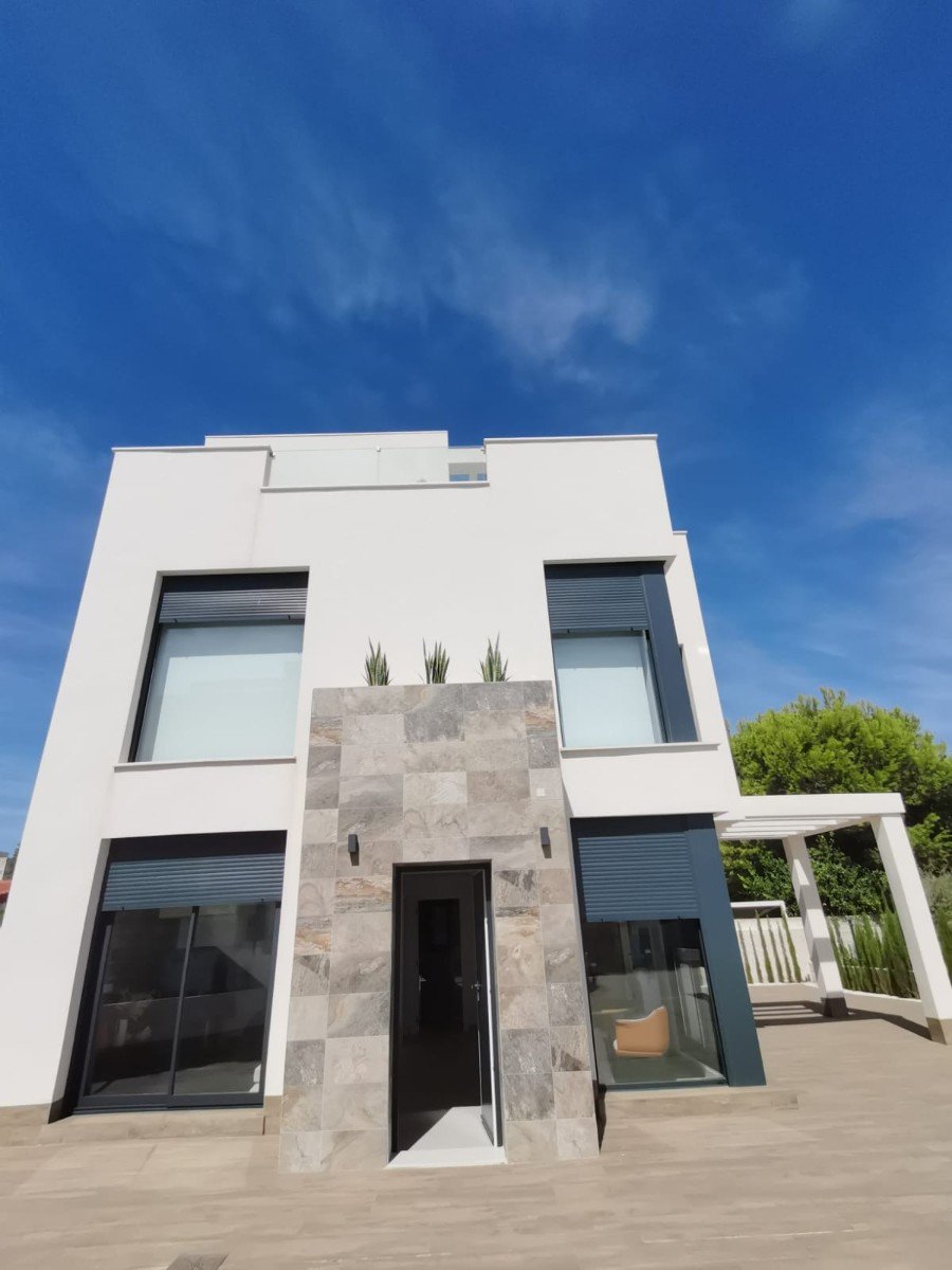 Stellen Sie sich vor, Sie würden jeden Tag in dieser beeindruckenden, neu erbauten Villa aufwachen, die sich in einer der exklusivsten und ruhigsten