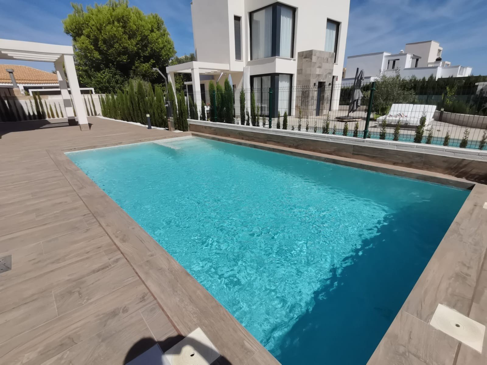 Stellen Sie sich vor, Sie würden jeden Tag in dieser beeindruckenden, neu erbauten Villa aufwachen, die sich in einer der exklusivsten und ruhigsten