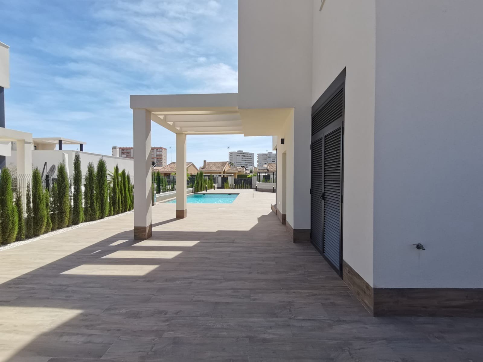 Stellen Sie sich vor, Sie würden jeden Tag in dieser beeindruckenden, neu erbauten Villa aufwachen, die sich in einer der exklusivsten und ruhigsten