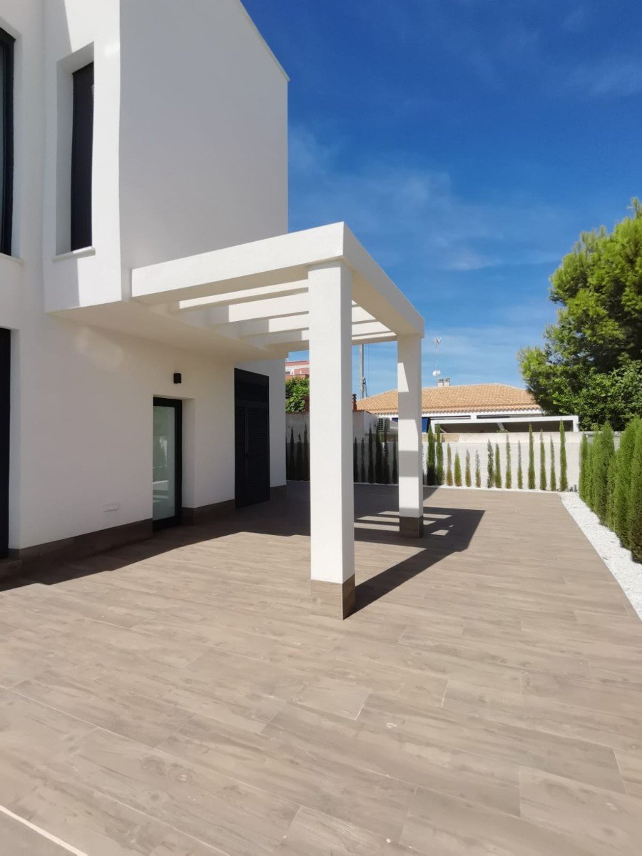 Stellen Sie sich vor, Sie würden jeden Tag in dieser beeindruckenden, neu erbauten Villa aufwachen, die sich in einer der exklusivsten und ruhigsten