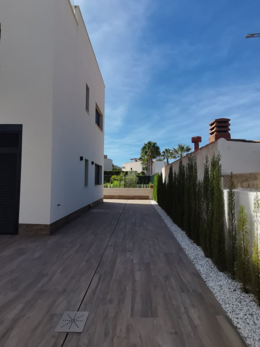 Stellen Sie sich vor, Sie würden jeden Tag in dieser beeindruckenden, neu erbauten Villa aufwachen, die sich in einer der exklusivsten und ruhigsten
