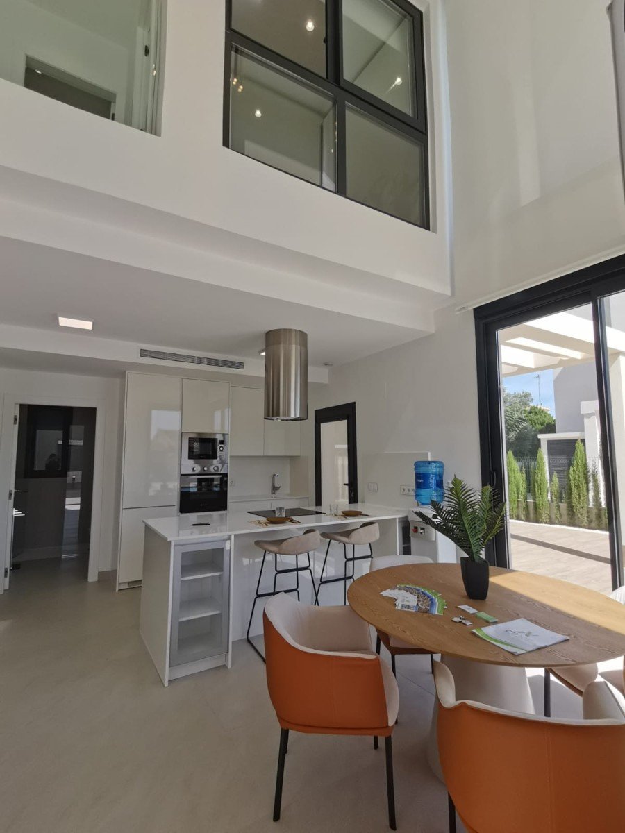 Stellen Sie sich vor, Sie würden jeden Tag in dieser beeindruckenden, neu erbauten Villa aufwachen, die sich in einer der exklusivsten und ruhigsten