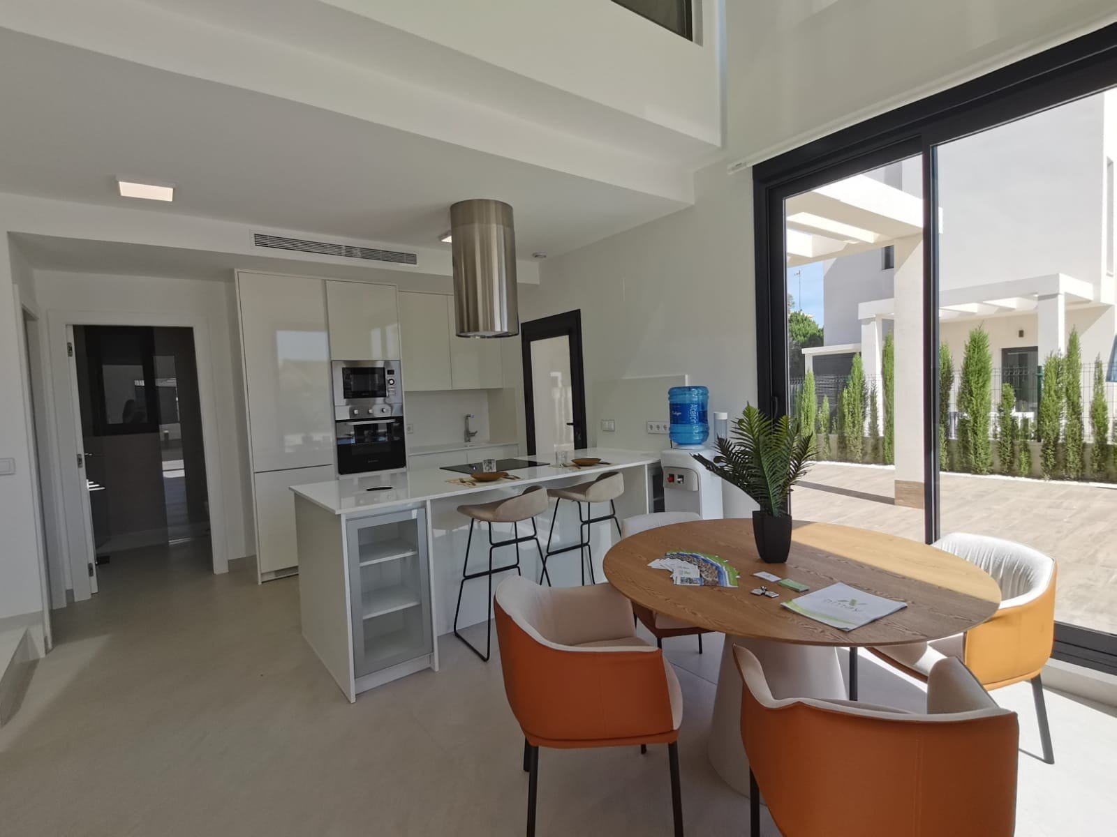 Stellen Sie sich vor, Sie würden jeden Tag in dieser beeindruckenden, neu erbauten Villa aufwachen, die sich in einer der exklusivsten und ruhigsten