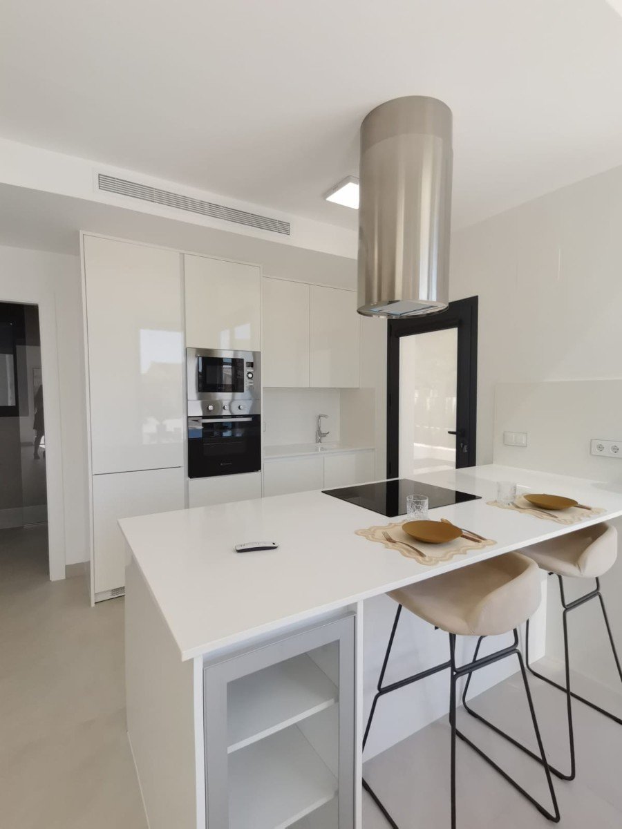 Stellen Sie sich vor, Sie würden jeden Tag in dieser beeindruckenden, neu erbauten Villa aufwachen, die sich in einer der exklusivsten und ruhigsten