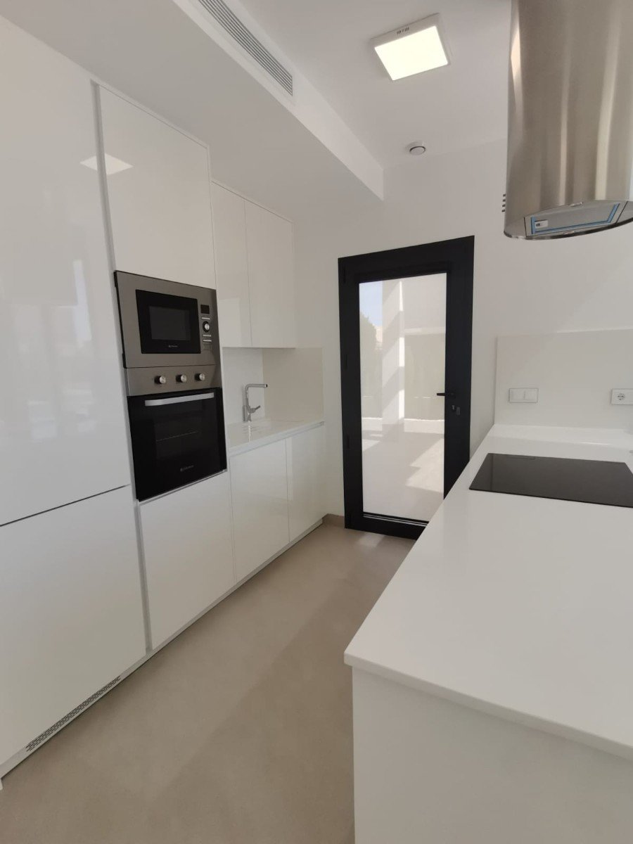 Stellen Sie sich vor, Sie würden jeden Tag in dieser beeindruckenden, neu erbauten Villa aufwachen, die sich in einer der exklusivsten und ruhigsten