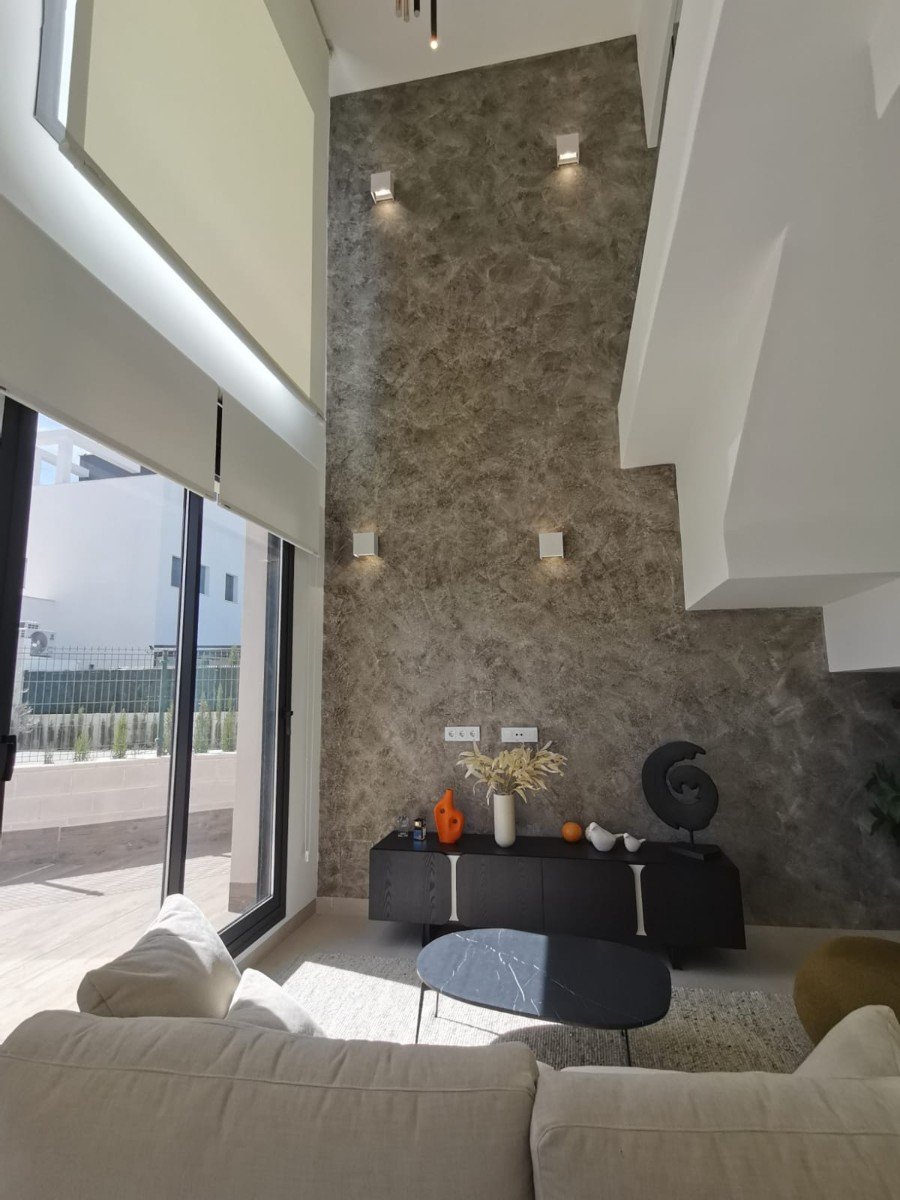 Stellen Sie sich vor, Sie würden jeden Tag in dieser beeindruckenden, neu erbauten Villa aufwachen, die sich in einer der exklusivsten und ruhigsten