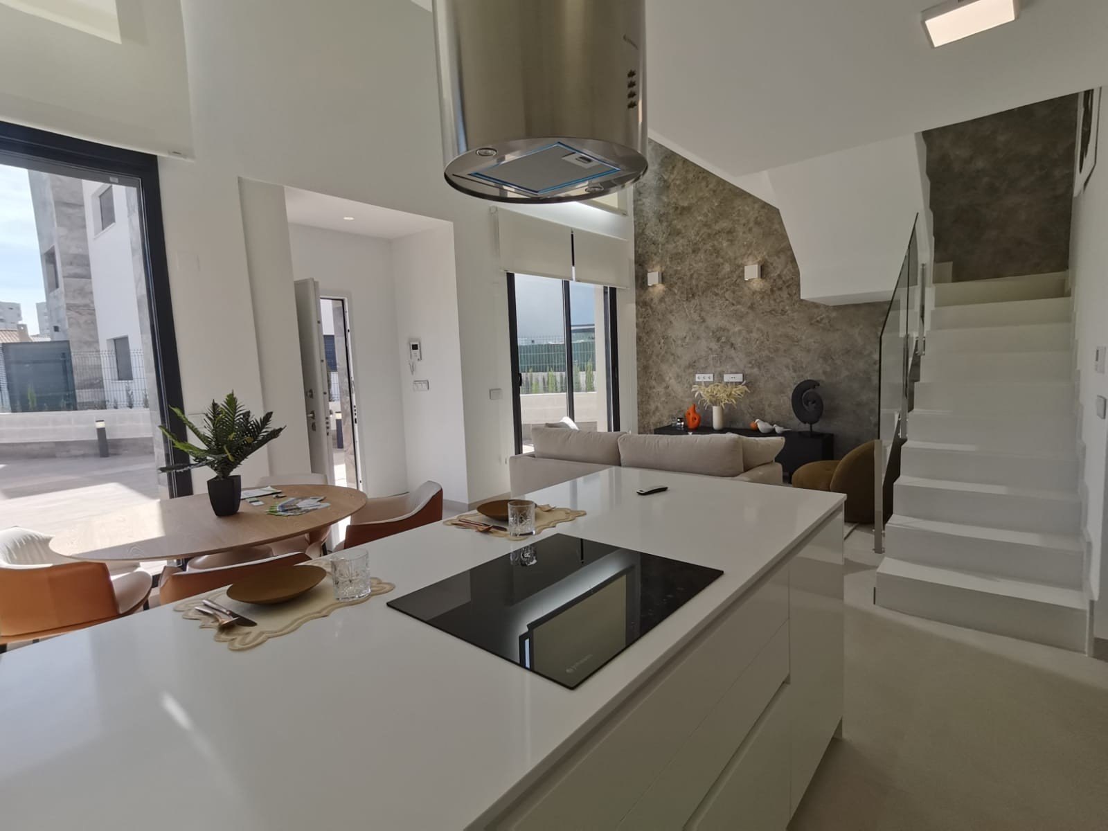 Stellen Sie sich vor, Sie würden jeden Tag in dieser beeindruckenden, neu erbauten Villa aufwachen, die sich in einer der exklusivsten und ruhigsten