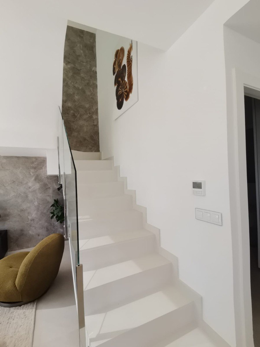 Stellen Sie sich vor, Sie würden jeden Tag in dieser beeindruckenden, neu erbauten Villa aufwachen, die sich in einer der exklusivsten und ruhigsten