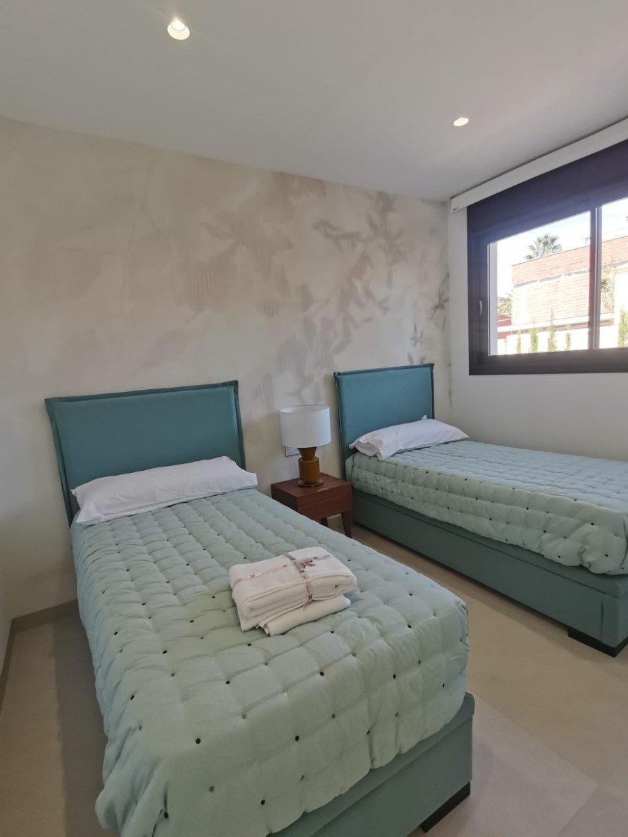 Stellen Sie sich vor, Sie würden jeden Tag in dieser beeindruckenden, neu erbauten Villa aufwachen, die sich in einer der exklusivsten und ruhigsten