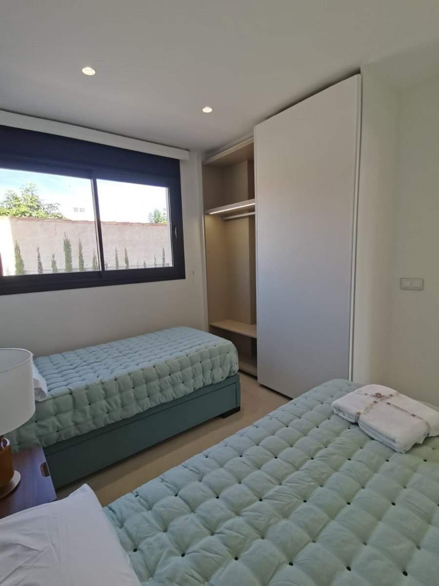 Stellen Sie sich vor, Sie würden jeden Tag in dieser beeindruckenden, neu erbauten Villa aufwachen, die sich in einer der exklusivsten und ruhigsten