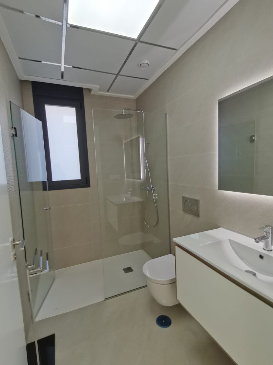 Stellen Sie sich vor, Sie würden jeden Tag in dieser beeindruckenden, neu erbauten Villa aufwachen, die sich in einer der exklusivsten und ruhigsten