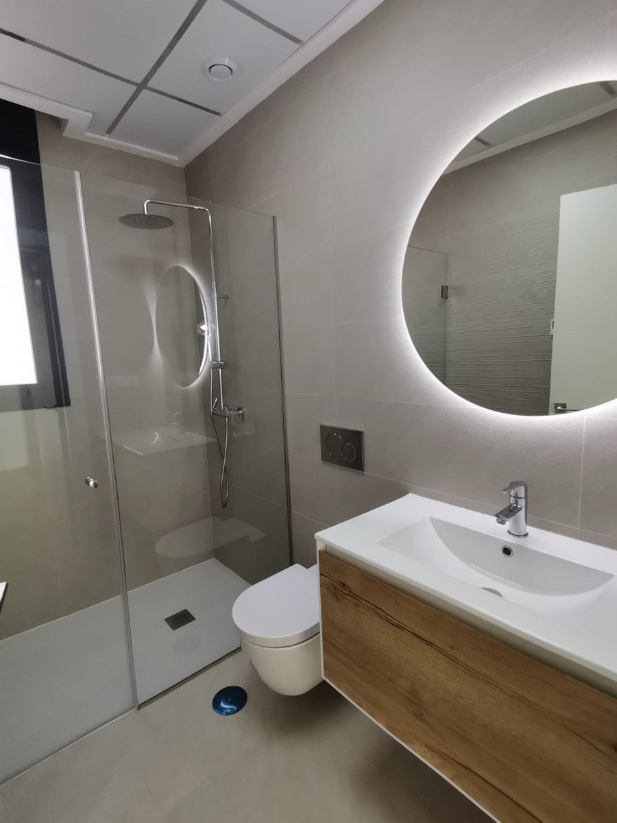 Stellen Sie sich vor, Sie würden jeden Tag in dieser beeindruckenden, neu erbauten Villa aufwachen, die sich in einer der exklusivsten und ruhigsten