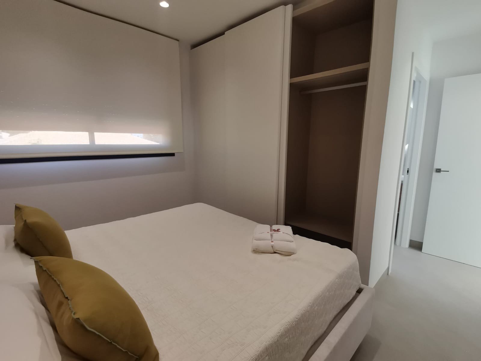 Stellen Sie sich vor, Sie würden jeden Tag in dieser beeindruckenden, neu erbauten Villa aufwachen, die sich in einer der exklusivsten und ruhigsten