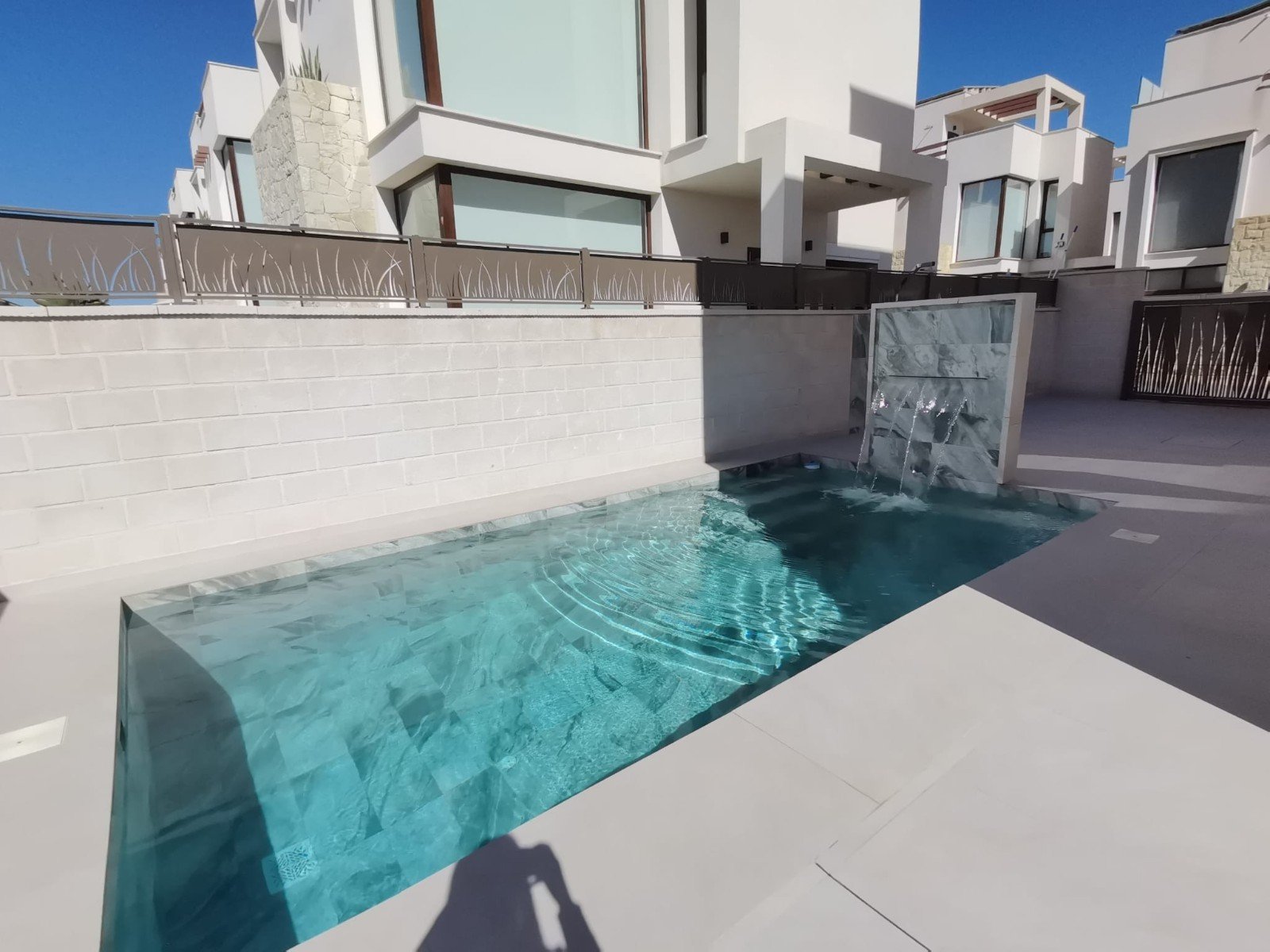 Das Residencial Villas Las Lagunas liegt in einer der schönsten und ruhigsten Gegenden zwischen Ciudad Quesada und Pueblo Bravo. Das Projekt besteht