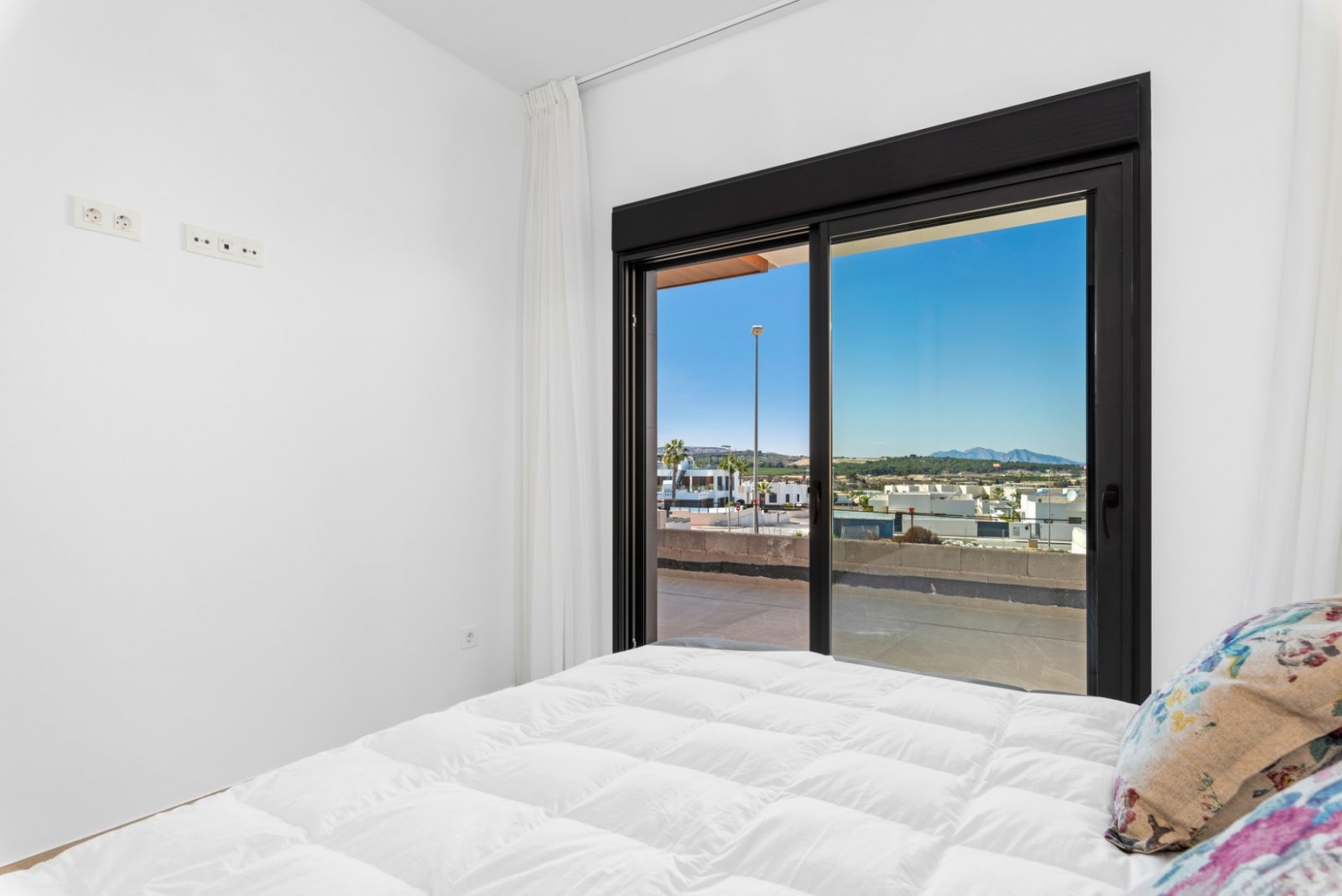  Luxusapartment im 1. Stock, mit zwei Schlafzimmern und 2 Badezimmern, davon 1 Badezimmer en Suite. Die luxuriöse Küche ist mit allen Geräten einschli