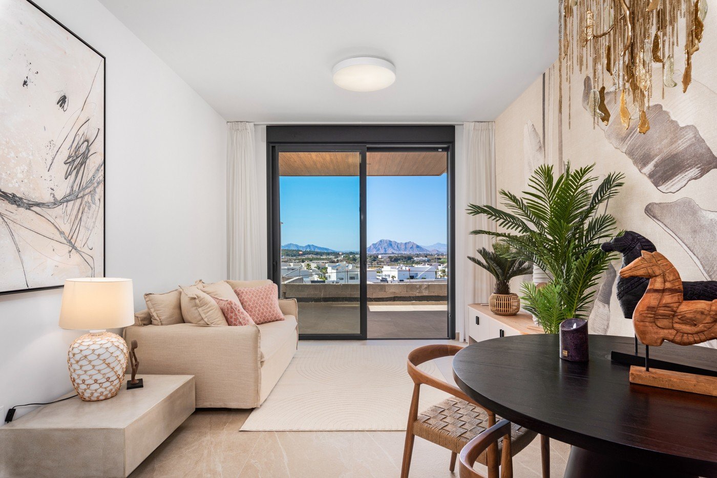 Geräumige und luxuriöse dreizimmerwohnung mit einer 27 m² großen, nach Süden ausgerichteten Terrasse/Balkon. Ideal für alle, die im schönen Benijófar