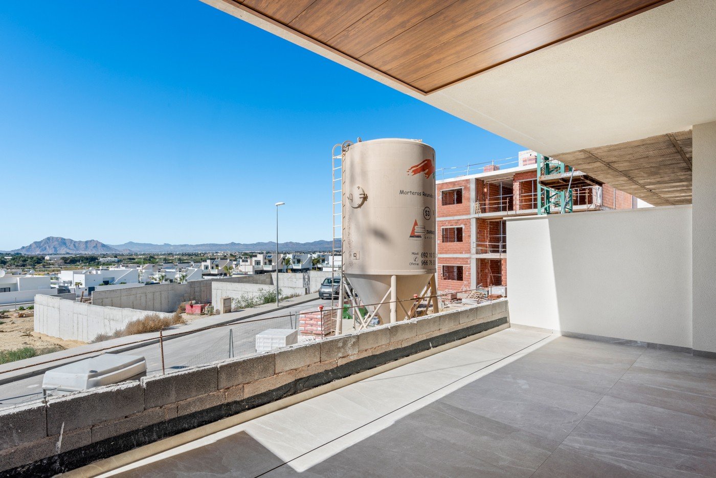 Geräumige und luxuriöse dreizimmerwohnung mit einer 27 m² großen, nach Süden ausgerichteten Terrasse/Balkon. Ideal für alle, die im schönen Benijófar