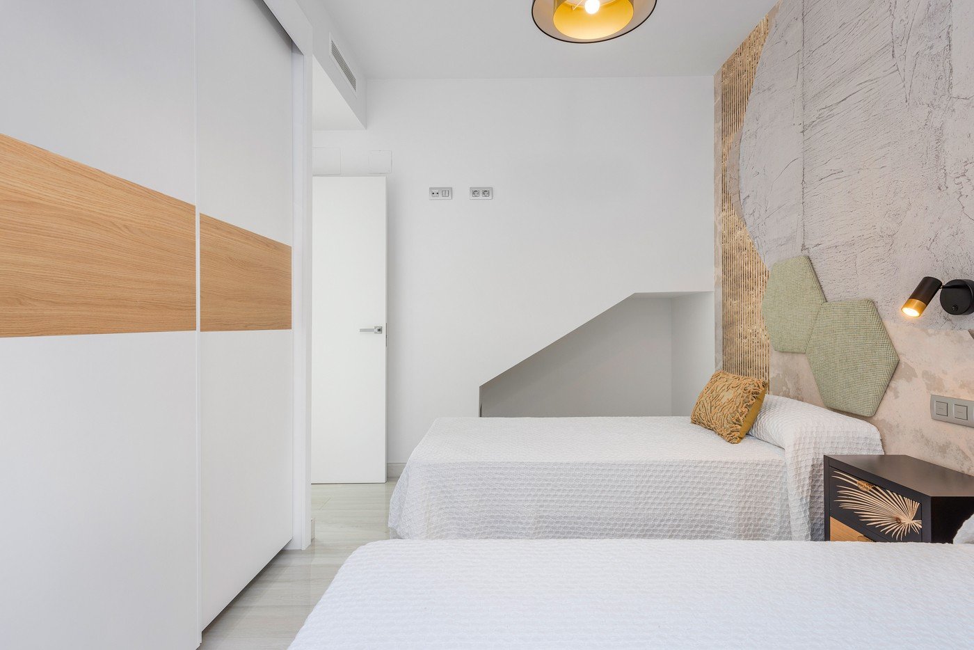 Stellen Sie sich vor, Sie würden jeden Tag in dieser beeindruckenden, neu erbauten Villa aufwachen, die sich in einer der exklusivsten und ruhigsten