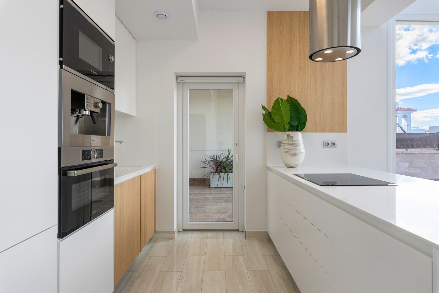 Stellen Sie sich vor, Sie würden jeden Tag in dieser beeindruckenden, neu erbauten Villa aufwachen, die sich in einer der exklusivsten und ruhigsten
