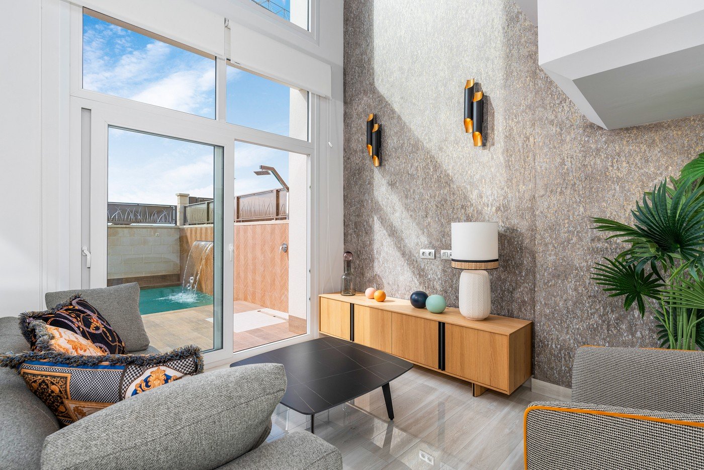 Stellen Sie sich vor, Sie würden jeden Tag in dieser beeindruckenden, neu erbauten Villa aufwachen, die sich in einer der exklusivsten und ruhigsten