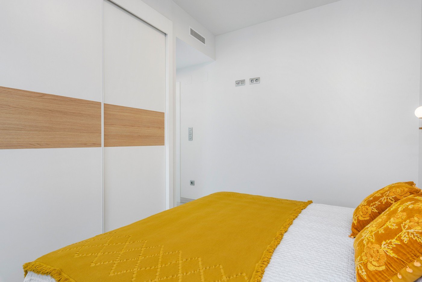Stellen Sie sich vor, Sie würden jeden Tag in dieser beeindruckenden, neu erbauten Villa aufwachen, die sich in einer der exklusivsten und ruhigsten
