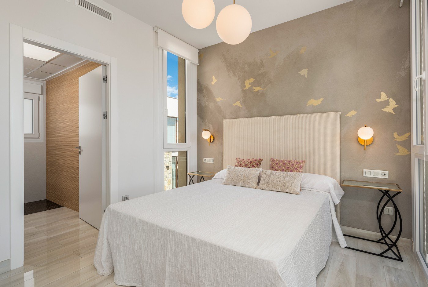 Stellen Sie sich vor, Sie würden jeden Tag in dieser beeindruckenden, neu erbauten Villa aufwachen, die sich in einer der exklusivsten und ruhigsten